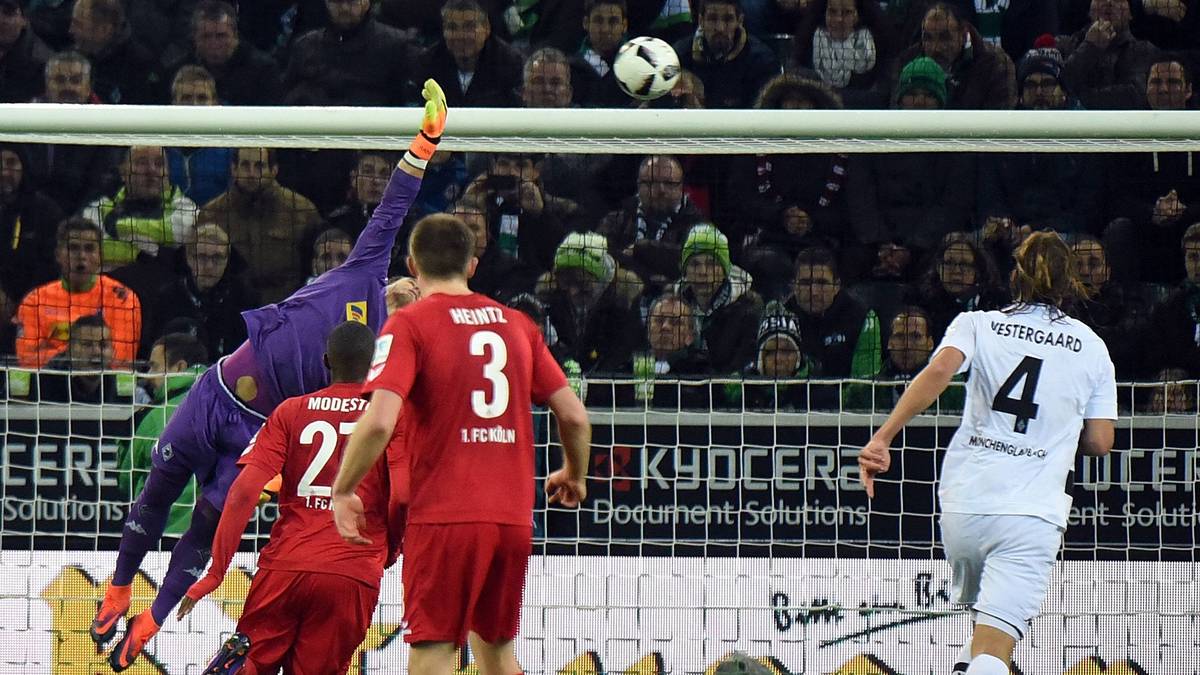 19. NOVEMBER 2016: Mit einem unglaublichen Freistoßtreffer schockt Kölns Marcel Risse den rheinischen Rivalen aus Mönchengladbach. Sein Schuss aus 30 Metern aus halblinker Position senkt sich über Borussen-Keeper Yann Sommer in die Maschen.- es ist der Siegtreffer in der 90. Minute