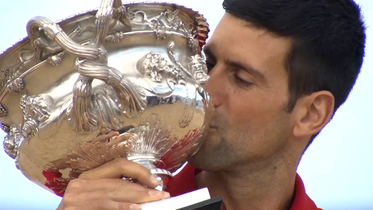Möglicherweise gefälschte Corona-Tests und Einreise-Dokumente, sowie eine drohende Abschiebung: Der Fall Novak Djokovic nimmt immer merkwürdigere Züge an.