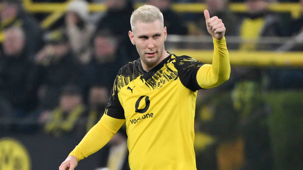 Niklas Süle hebt den Daumen