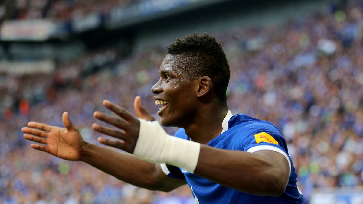 Breel Embolo wechselt vom FC Schalke 04 zu Borussia Mönchengladbach. Nach der Pressekonferenz mit der Vorstellung der neuen sportlichen Riege gab Sportvorstand Jochen Schneider bekannt, dass nur noch "Kleinigkeiten" zu klären seien