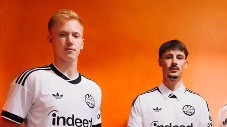 Eintracht Frankfurt präsentiert das neue Auswärtstrikot für die Saison 2026/27 - mit dem legendären 80er- und 90er-Adler und jeder Menge Retro-Charme.