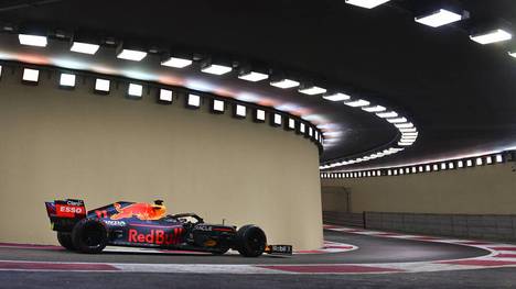 Mit dem Grand Prix von Abu Dhabi steht das Saisonfinale der F1 vor der Tür. Weltmeister Max Verstappen könnte der erste Fahrer sein, der zum dritten Mal in Folge im Wüstenstaat gewinnt.
