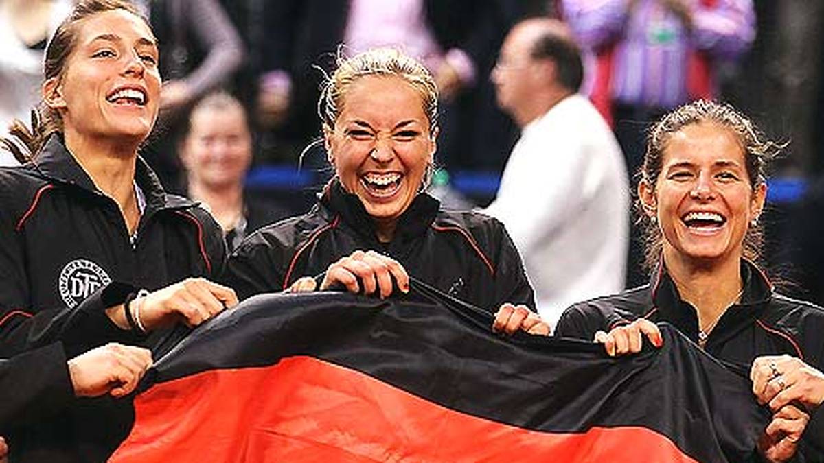 2008 gibt Görges (r.) ihr Fed-Cup-Debüt für Deutschland. Teamchefin Barbara Rittner nominiert sie für das Viertelfinale gegen die USA