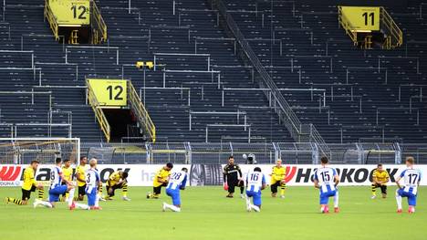In der Bundesliga war der Kniefall unter anderem bei der Partie zwischen Dortmund und Hertha BSC zu sehen