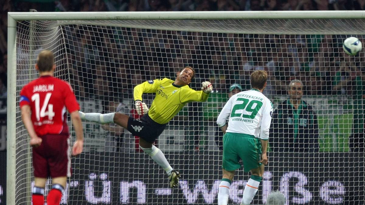 Im Frühjahr 2009 kommt es innerhalb von 18 Tagen zu vier Derbys zwischen HSV und Werder. In Liga, DFB-Pokal-Halbfinale und UEFA-Cup-Semifinale schärft Werder-Schlussmann Tim Wiese sein Image als Hamburger Feindbild