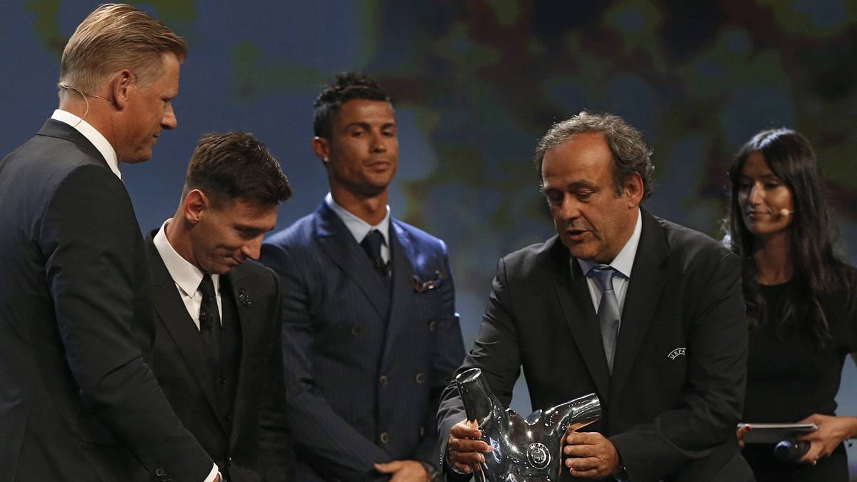 Dann leitet Moderator (!) Peter Schmeichel (l.) zu den Männern über: Platini verleiht den Pokal für Europas Fußballer des Jahres - und zwar an Zauberzwerg Lionel Messi (2. v. l.). Der Favorit setzt sich also durch. Cristiano Ronaldo (m.) scheint das nur am Rande zu interessieren. Er linst nur kurz rüber