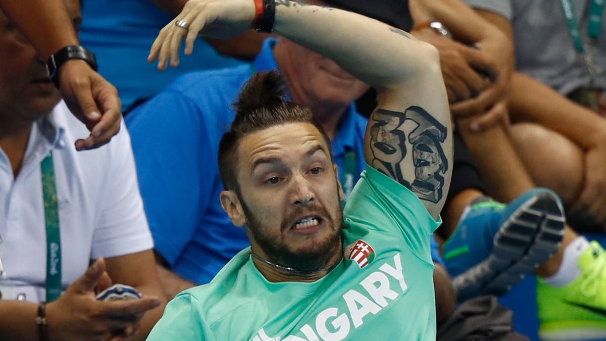 Ganz besonders energisch feuert Shane Tusup seine Frau Katinka Hosszu am Schwimmbecken an. Wie ein Derwisch springt er hin und her. Die Taktik fruchtet. 