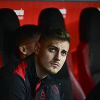 Bayern-Leihgabe Josip Stanisic wird bei der Titelfeier von Bayer Leverkusen verabschiedet. Die Fans lassen den Abwehrspieler hochleben - und dieser reagiert mit einem deutlichen Signal.