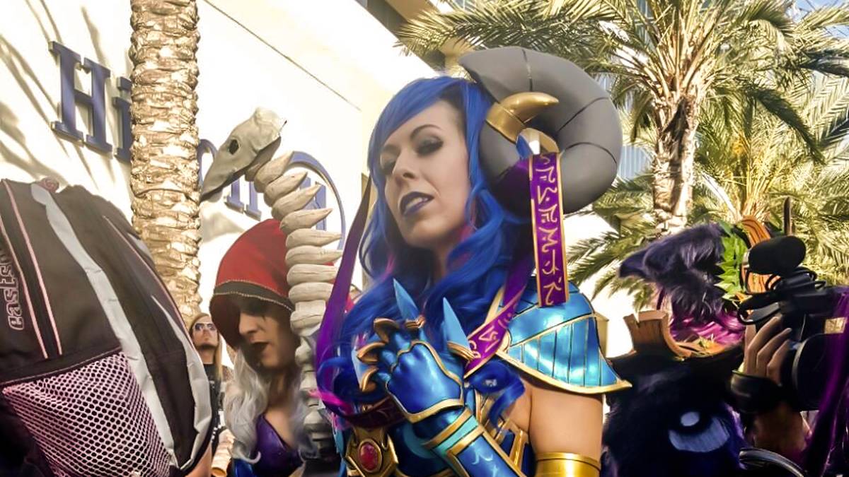 Dieses Cosplay benötigt nicht viel Stoff um zu überzeugen