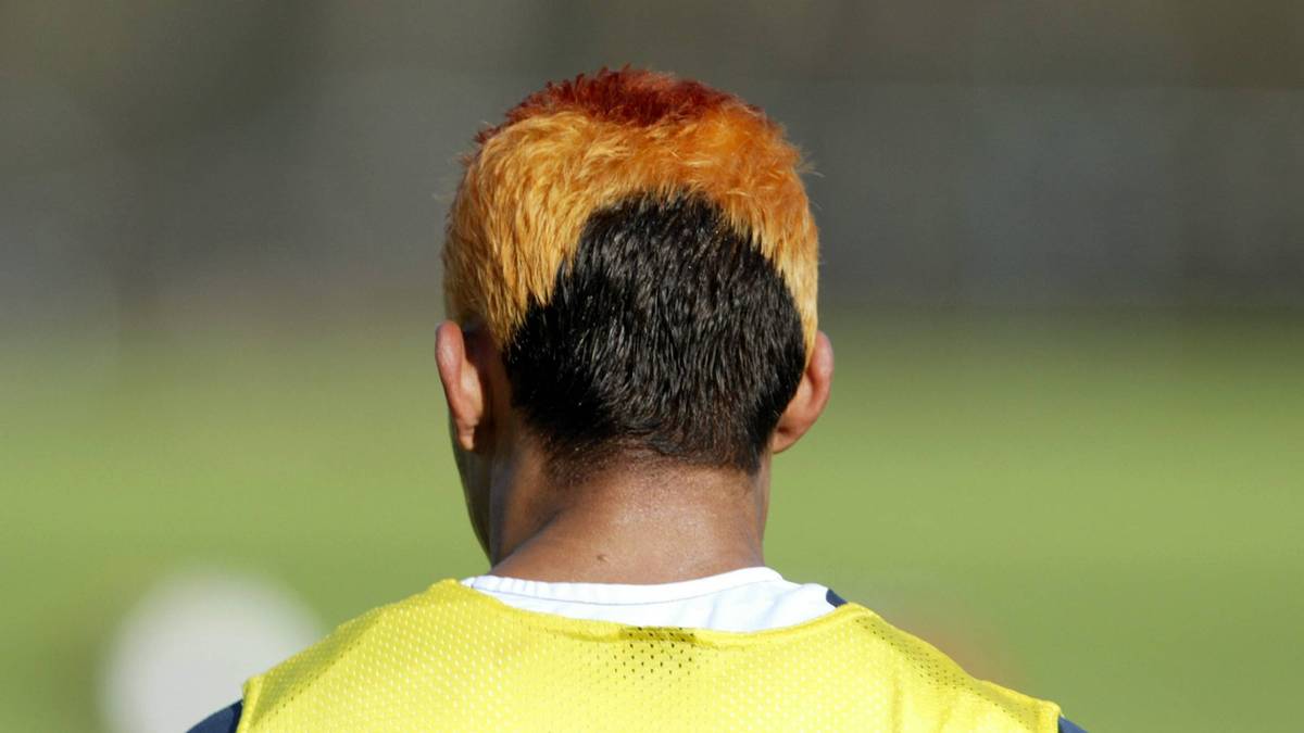 Bei Marcelinho wurde es auf dem Kopf nie langweilig. Hier eine Rot, Gold, Schwarze Kreation des Paradiesvogels von Hertha BSC