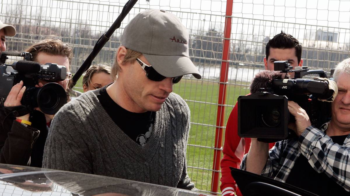 Kahn ist geschockt, die Fußball-Nation spekuliert über seinen Rücktritt aus dem DFB-Team, letztlich aber verkündet er, sich in den Dienst der Mannschaft zu stellen und als Nummer 2 zur Verfügung zu stehen