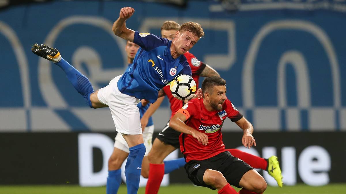 Der Abschluss der ersten Runde im DFB-Pokal sollte eigentlich ein Fußballfest werden, stattdessen wird das Duell zwischen Hansa Rostock und Hertha BSC von einem Pyro-Eklat überschattet. SPORT1 hat die Bilder