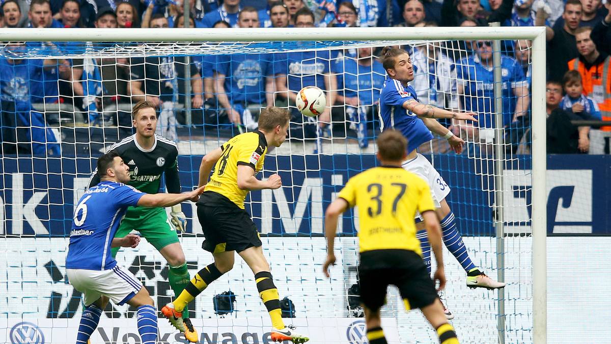 Und es geht heiter weiter: Matthias Ginter (M.) nutzt in der 56. Minute nach einem Standard einen Patzer von Roman Neustädter und köpft zur erneuten Führung für die Schwarz-Gelben ein