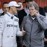 Zum Ende seiner Karriere fährt Michael Schumacher für Mercedes. Große Erfolge feiert er nicht, doch ein ehemaliger Wegbegleiter nimmt ihn nun in Schutz.