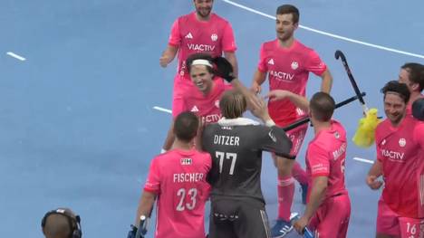 Die deutsche Hallenhockey-Nationalmannschaft gewinnt auch ihr drittes Gruppenspiel und steht damit vorzeitig im Halbfinale. Im Duell gegen Belgien lieferten die DHB-Männer ein echtes Torfestival mit 13 Treffern ab. Am morgigen Spieltag geht es nun im letzten Gruppenspiel gegen Spanien um den Gruppensieg. Alle Tore gibt es in diesem Video.