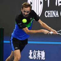 Daniil Medwedew zieht erstmals gegen Lieblingsgegner Jannik Sinner den Kürzeren - und verpasst damit den Titel beim ATP-Turnier-Endspiel in Peking.