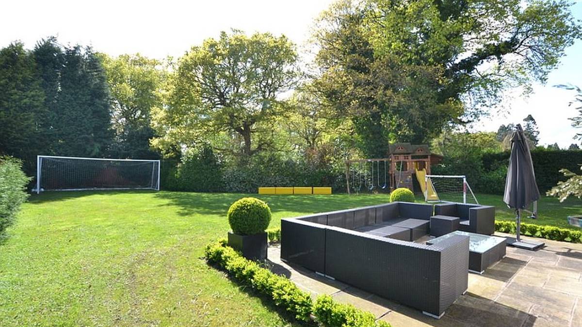 Genauso hat das Haus, das in derselben Straße wie das von Sanchez Nationalmannschaftskollegen Claudio Bravo vom Rivalen City liegt, einen weitläufigen Garten - Fußball-Tor inklusive