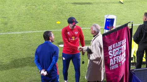 Ernst Middendorp gilt bei Arminia Bielefeld als "Jahrhunderttrainer", coachte zudem etliche Teams in Südafrika. Nun stattet er dem Leipziger Trainingslager einen Besuch ab.