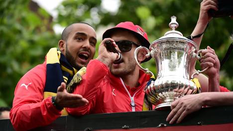 Jack Wilshere vom FC Arsenal feiert mit Teamkollege Theo Walcott den Sieg im FA-Cup