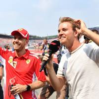 Die Diskussionen rund um eine Rückkehr von Sebastian Vettel in der Formel 1 halten an. Nach Red Bulls Motorsportberater Helmut Marko äußert sich nun auch ein ehemaliger Formel-1-Weltmeister zu der Möglichkeit eines Vettel-Comebacks in der Königsklasse. 