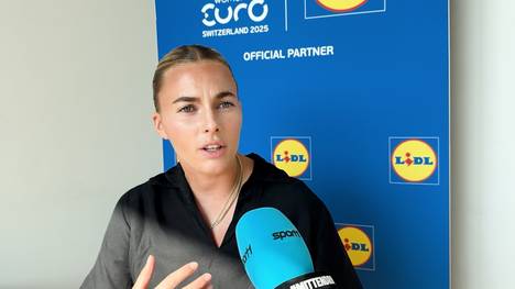 Nationalspielerin Laura Freigang gibt ihre Einschätzung zum Wirbel um Bundestrainer Christian Wück und spricht darüber, wie es das Team beeinflusst. 
