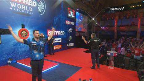 Luke Humphries sorgt beim World Matchplay für die erste große Überraschung. Bei seinem Debüt besiegt er James Wade deutlich mit 10:3.