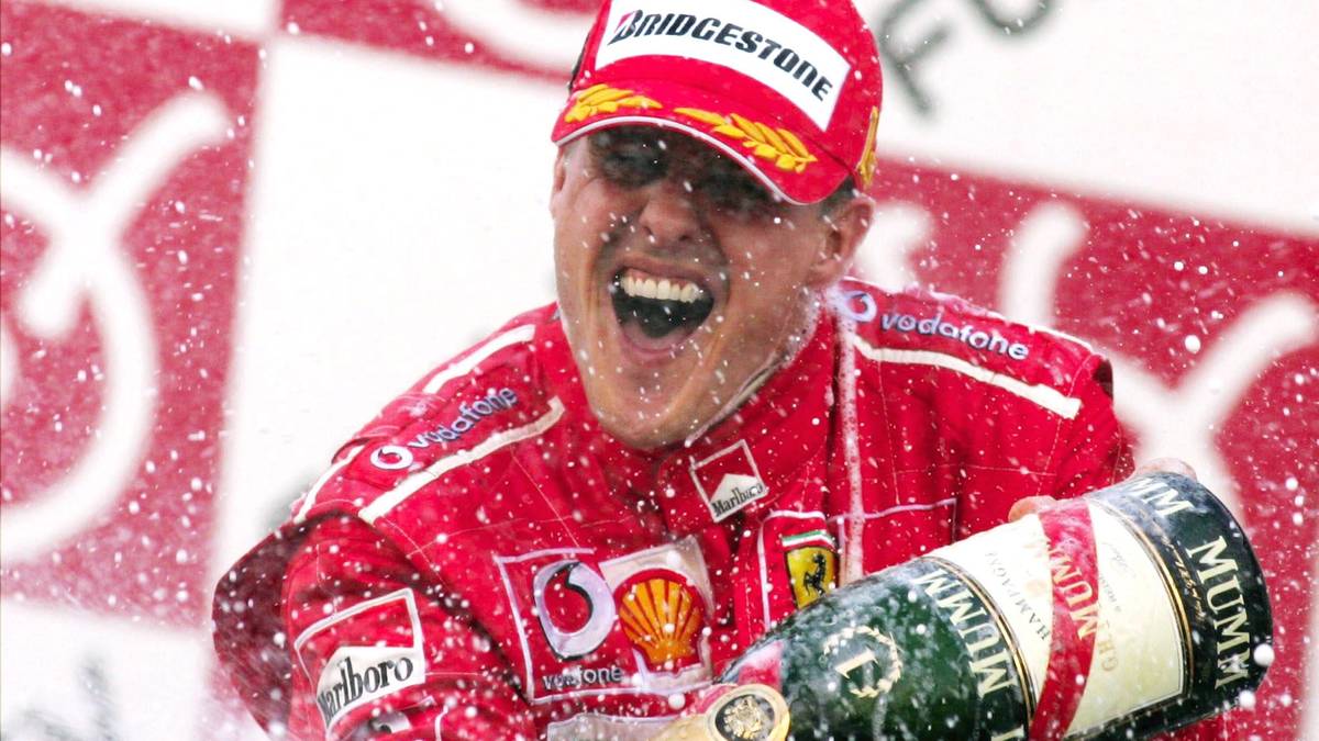 MEISTE SIEGE IN EINER SAISON - SCHUMACHER: Auch hier hält er den Rekord mit 13 Siegen in der Saison 2004. Allerdings muss er sich diesen teilen. Es ist aber nicht Hamilton, sondern Vettel, dem dieses Kunststück ebenfalls gelang. Allerdings hatte Vettel in der Saison 2013 für diese Glanzleistung auch ein Rennen mehr zur Verfügung