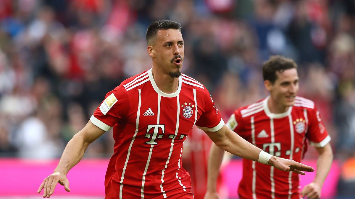 ...um nur vier Minuten später mit seinem zweiten Tor per Kopf die Pausenführung der Münchner zu markieren