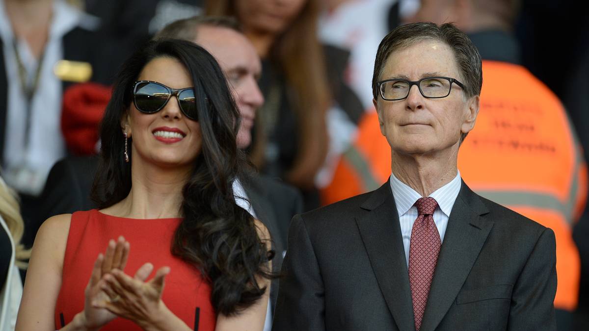 PLATZ 10: FC LIVERPOOL - DER RETTER AUS BOSTON: 410 Millionen Euro zahlte John Henrys Gesellschaft Fenway Sports Group, um die Anteile des FC Liverpool von George Gillett and Tom Hicks zu übernehmen. Das Duo war nicht nur äußerst unbeliebt bei den Fans gewesen, sondern hatte Liverpool auch an den Rand der Insolvenz gebracht. Zum Verkauf wurden sie per Gerichtsbeschluss gezwungen. John Henry dagegen ist bei den Fans beliebt. Wohl auch, weil er weiß, was er tut. Dem 65-Jährigen gehören auch die Boston Red Sox, ein Nascar-Team und die Zeitung Boston Globe. Henrys Privatvermögen wird auf 1,4 Milliarden Euro geschätzt
