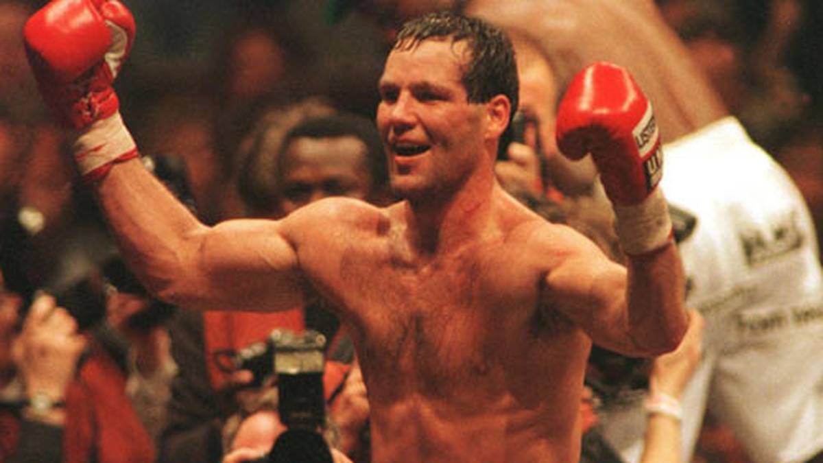 Henry Maske, geboren im brandenburgischen Treuenbrietzen, gewinnt als Amateurboxer für die DDR Gold bei den Sommerspielen von Seoul. Seine Profikarriere im Halbschwergewicht startet er 1990 und verhilft dem Faustsport in Deutschland rasch zu großer Popularität. 1993 wird Maske Weltmeister und verteidigt seinen Titel zehnmal