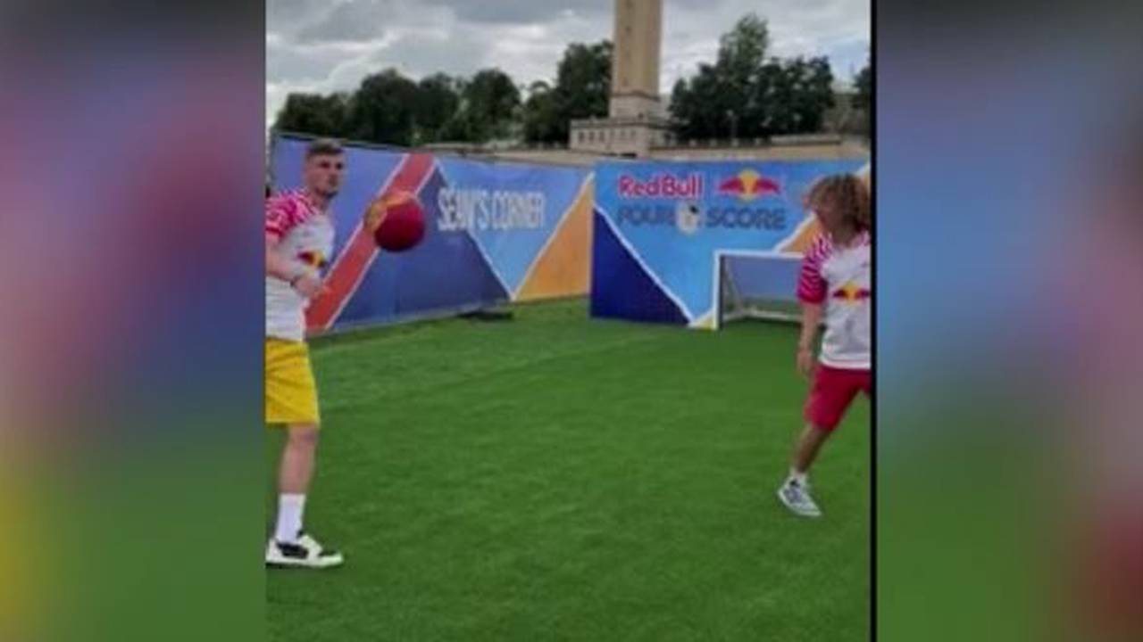 Timo Werner schießt Ball über den Zaun beim TikTok mit LeonStreetSkills