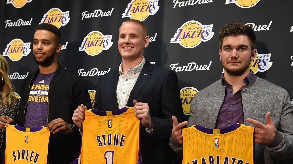 Sadler, Stone, Skarlatos? Nein, diese drei jungen Herren sind keine neuen Spieler der Lakers. Die drei Amerikaner verhinderten im August in einem Zug einen Terroranschlag und werden in Los Angeles dafür geehrt
