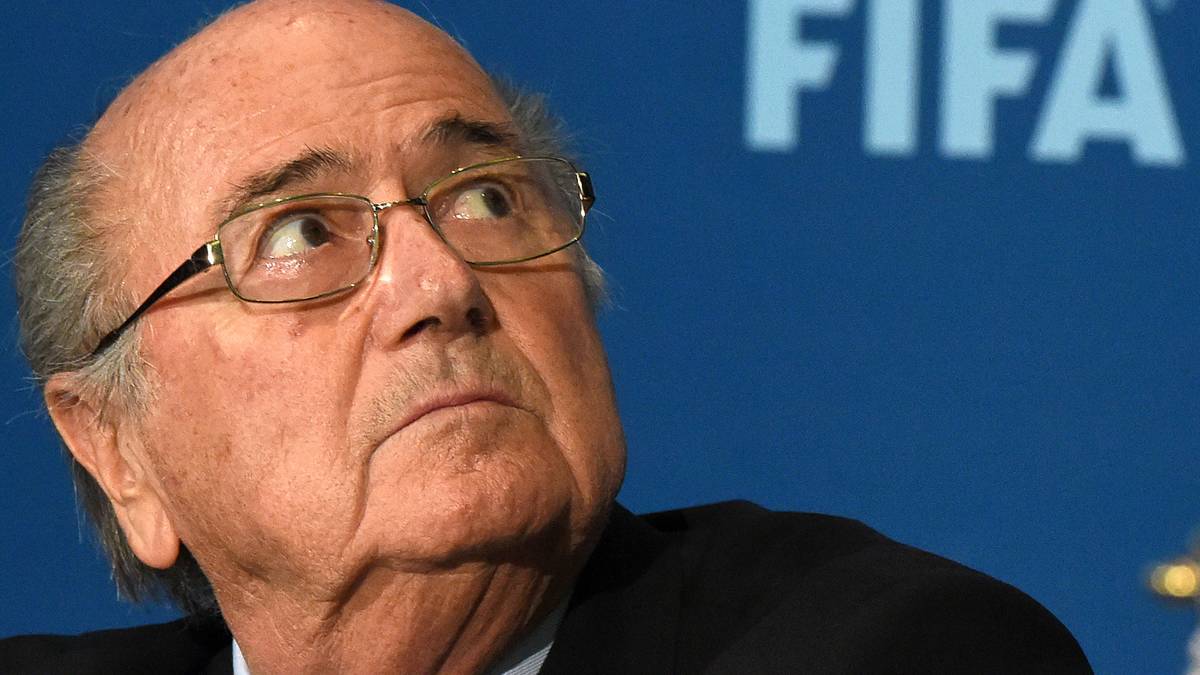 Joseph Blatter, Präsident der FIFA, wird von David Ginola herausgefordert