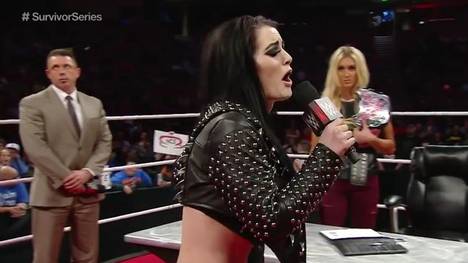 In einem WWE-Segment beleidigte Wrestlerin Paige (M.) den verstorbenen Bruder von Charlotte