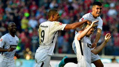 Rebic jubelt mit Mannschaftskollegen über sein Tor gegen Hannover