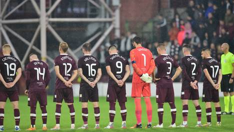 Beim Conference-League-Spiel zwischen Heart of Midlothian und Basaksehir Istanbul kommt es zum Eklat. Fans buhen und singen während der Schweigeminute in Gedenken an die verstorbene Queen Elizabeth II.
