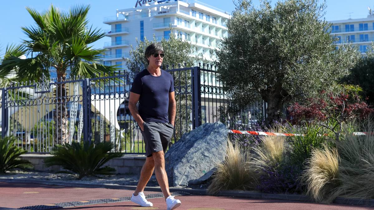 Trotz des bevorstehenden wichtigen Spiels gegen Schweden (Sa., ab 20 Uhr im LIVETICKER) gibt sich Löw ganz lässig, spaziert die Strandpromenade vor dem DFB-Hotel Radisson Blu entlang