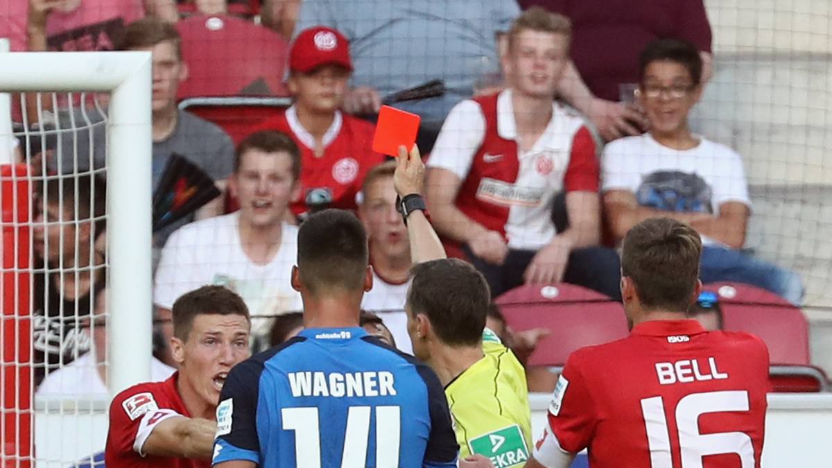 Zur Pause liegt Mainz mit 4:1 klar auf Kurs, doch die harte Rote Karte für Bussmann lässt das Spiel kippen
