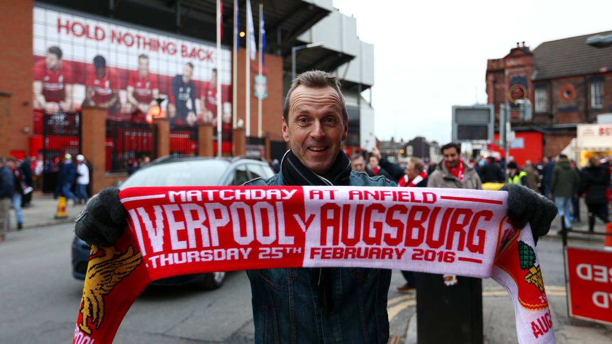 Dieser Fan scheint sich besonders auf das Rückspiel zwischen Liverpool und Augsburg zu freuen. Strahlend zeigt er seinen Schal vor. Im Hinspiel erkämpften sich die Augsburger ein 0:0. Alles offen also fürs Rückspiel an der Anfield Road. SPORT1 zeigt die besten Bilder zum Sechzehntelfinale der UEFA Europa League