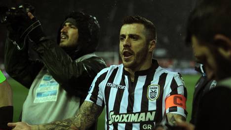 PAOK-Kapitän Vierinha versucht die eigenen Fans zu beschwichtigen