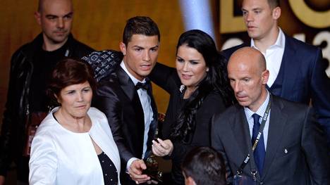 Cristiano Ronaldo und seine Schwester (Mitte) bei einer Preisverleihung