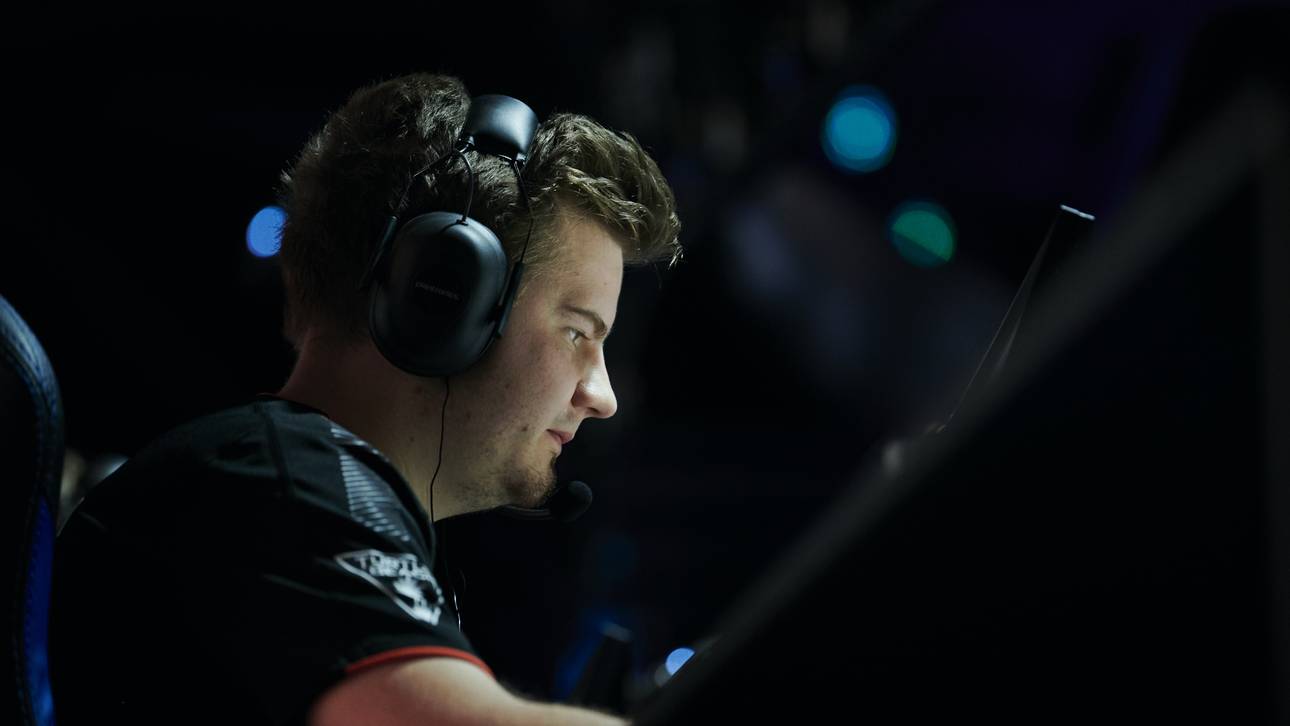 Stuttgart verteidigt Spitze