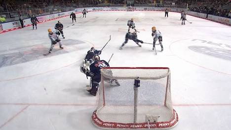 Nach einer 2:0-Führung für die Pinguins Bremerhaven kann sich der EHC Red Bull München mit einem Blitz-Comeback in die Overtime retten. In der 74. Minute fällt der Siegtreffer für Bremerhaven.
