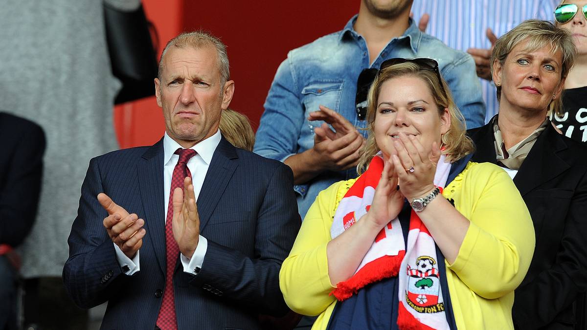 PLATZ 8: FC SOUTHAMPTON - SCHWEIZER ERFOLGSGESCHICHTE: Was gab es für einen Aufstand, als Katharina Liebherr nach dem überraschenden Tod ihres Vaters Markus im Jahr 2010 die erst im Vorjahr erworbenen Anteile am FC Southampton nicht nur nicht verkaufte, sondern auch beschloss, sich ums Tagesgeschäft zu kümmern. Für Fußball hatte sich die mittlerweile 39-jährige Schweizerin mit deutschen Wurzeln bis dahin nicht interessiert. Liebherr, Spross der deutschen Industriellenfamilie, die mit Baumaschinen, Flugzeugteilen und Kühlschränken ein Vermögen verdient hat, feuerte Trainer, tauschte Manager aus, ohne ihre Zustimmung dufte kein Spieler verpflichtet werden. Dann machte sie Ralph Krueger, einen früheren Eishockeytrainer zum Vorstandsvorsitzenden. Eishockey! In England! Mittlerweile lästert niemand mehr über Liebherr, die ein Privatvermögen von 2,6 Milliarden Euro besitzen soll. 2012 stieg Southampton wieder in die Premier League auf, diese Saison starten die "Saints" in der Europa League