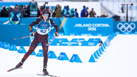 Franziska Preuß ist im 15-Kilometer-Einzelrennen der Frauen im Biathlon lange auf Medaillenkurs. Beim letzten Schießen trifft sie jedoch nur drei von fünf Scheiben und verpasst damit das olympische Podium.