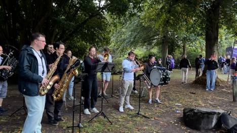 Mit einem spontanen Konzert vor der Bremer Brücke heizen ein paar Musiker die anstehenden fans auf den Pokalkracher gegen den FC Bayern ein.