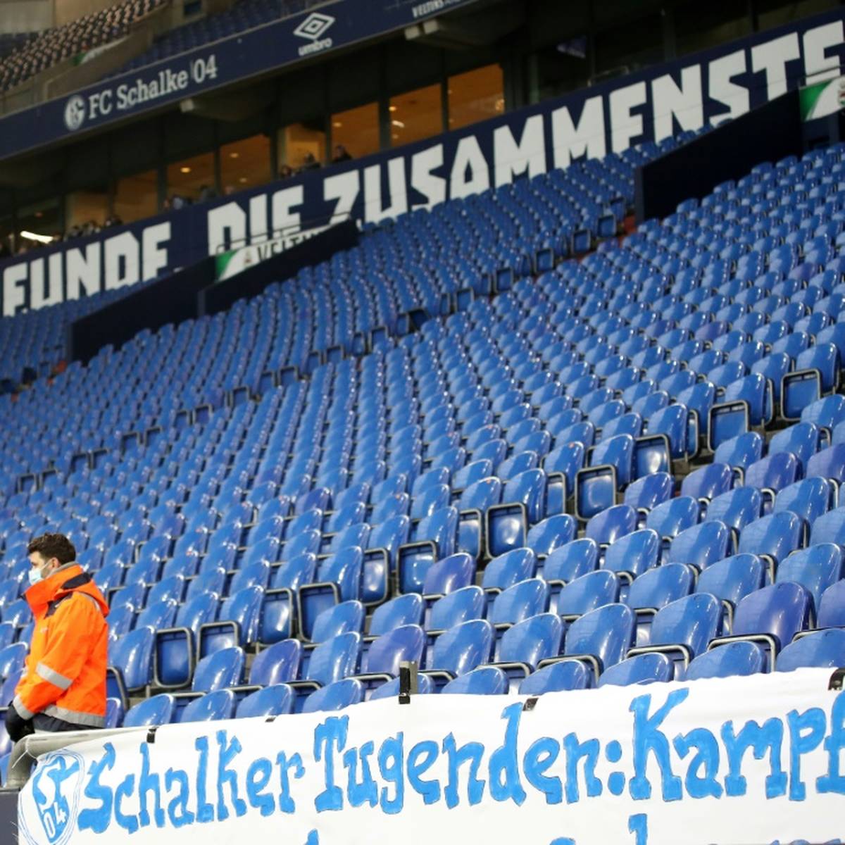 Fußball-Zweitligist Schalke 04 hat offenbar für den Fall des verpassten Wiederaufstiegs wirtschaftlich vorgesorgt.