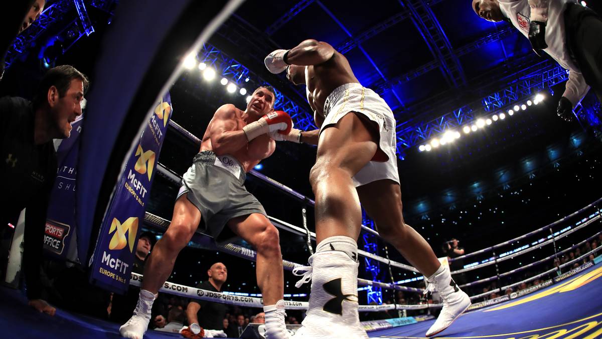 In den folgenden Runden müssen die beiden Kämpfer dann ihrem hohen Aufwand etwas Tribut zollen. Doch es soll nur die Einleitung eines spektakulären Endes werden