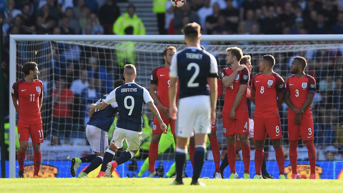 In der Schlussphase überschlagen sich die Ereignisse: Schottlands Leigh Griffiths zirkelt in der 87. Minute einen Freistoß aus etwa 25 Metern in den rechten Winkel - das 1:1! 