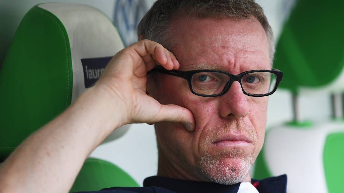 Peter Stöger hat es geschafft. Mit seinem Wiener Humor gelang dem Kölner Trainer der Fußballspruch des Jahres. "Ich habe dem Linienrichter meine Brille angeboten. Aber auch das hat er nicht gesehen", sagte er nach dem Handtor von Hannovers Leon Andreasen zum 1:0-Sieg von 96. 